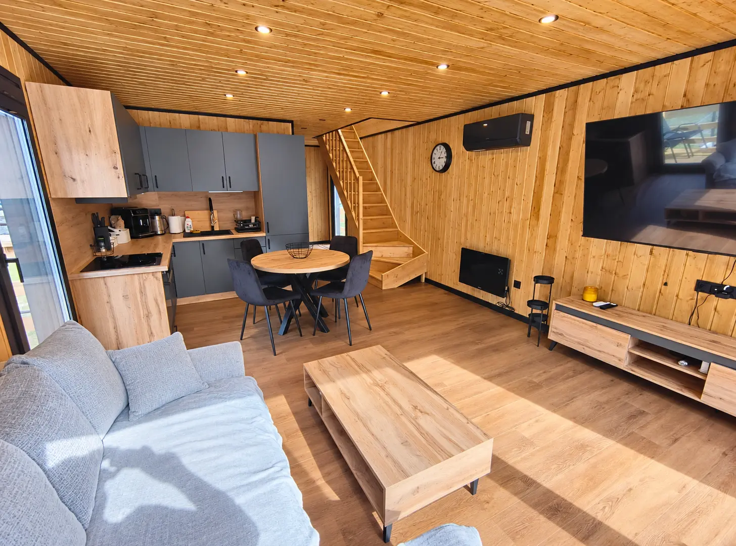 Salon z kuchnią i antresolą w domu RSI Homes